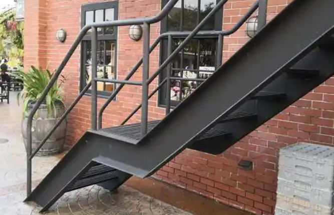 青海钢结构- 别墅/商场/办公楼玻璃楼梯厂家！